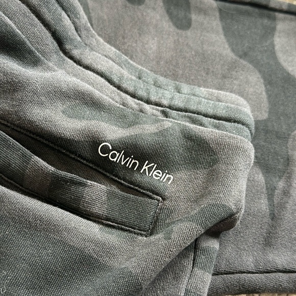 Men’s Calvin Klein Camo print Sweatpants - Picture 2 of 3